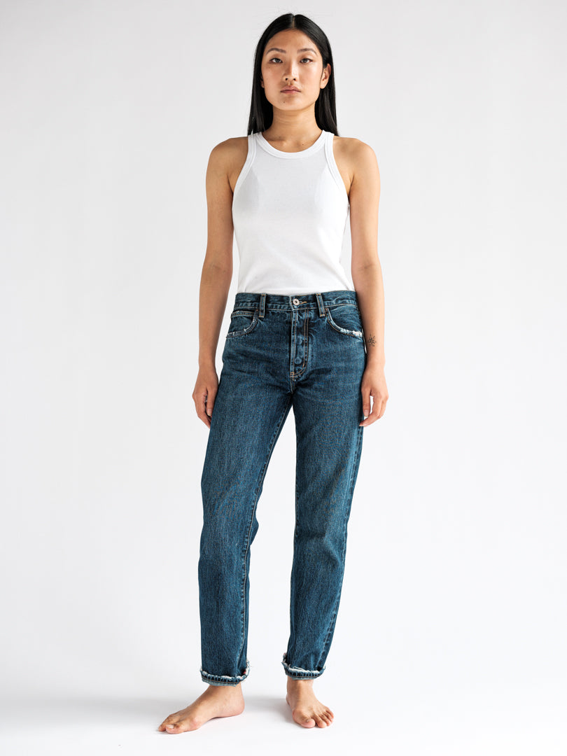 Fit model showcasing the front view of the B O R O デニム (BORO DENIM) 'Eagle Birds' Tokyo jeans, emphasizing the mid-rise and straight-leg design that gracefully contours the hips and thighs.