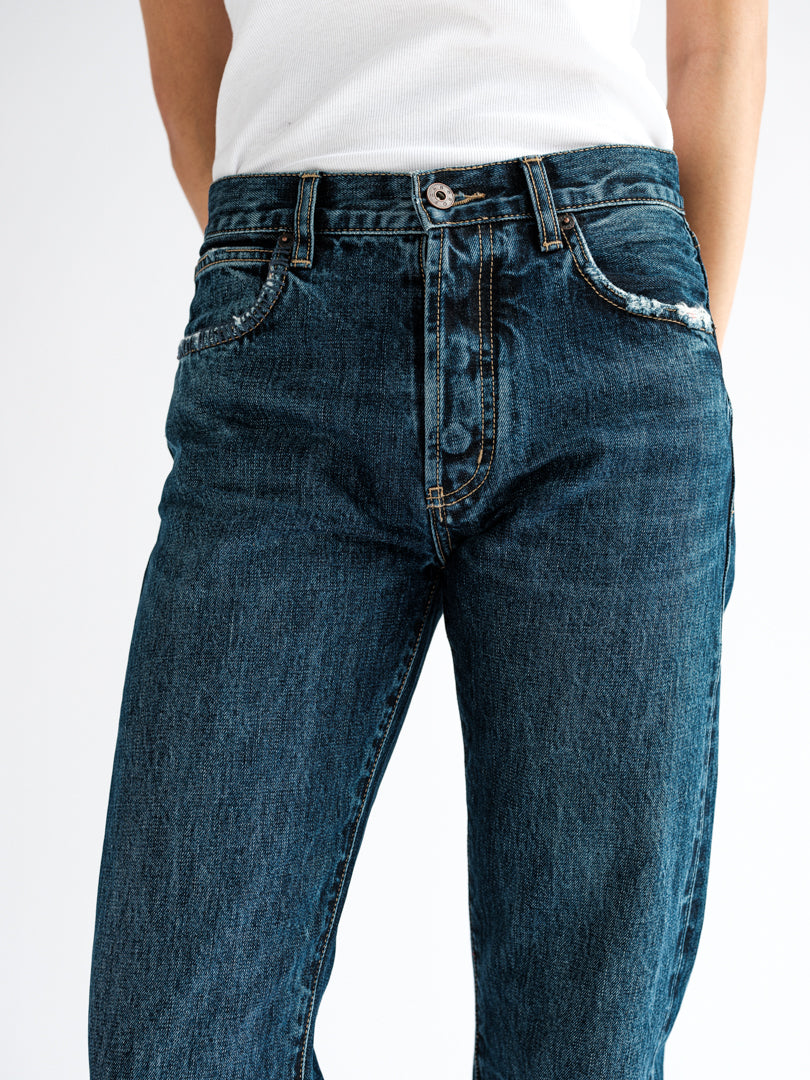 Fit model providing a close-up front view of the B O R O デニム (BORO DENIM) 'Eagle Birds' Tokyo jeans, emphasizing the mid-rise and straight-leg design that snugly fits around the hips and thighs.