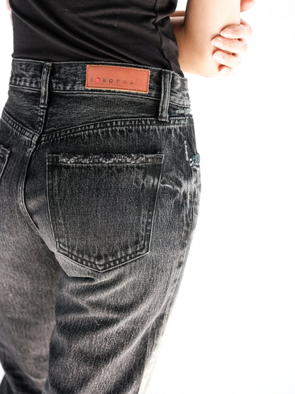 Close-up view of the B O R O デニム (BORO DENIM) 'Paint it, black' Tokyo jeans' back pocket. The intricate Boro stitches detail is prominently displayed, underscoring the craftsmanship and authentic heritage of the design