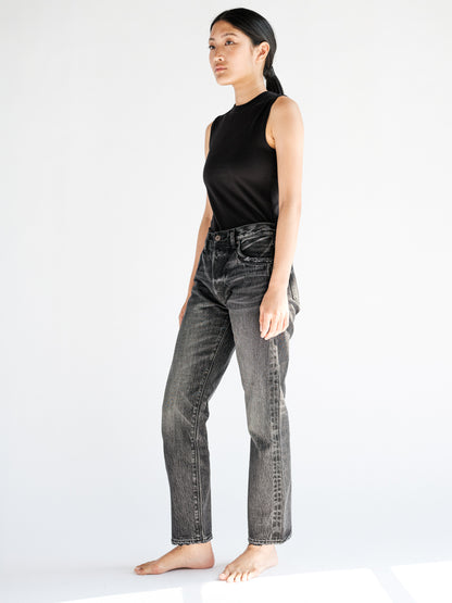 Side view of the fit model showcasing the B O R O デニム (BORO DENIM) 'Paint it Black' Tokyo jeans, emphasizing their mid-rise and straight-leg silhouette, offering a snug fit around the hips and thighs